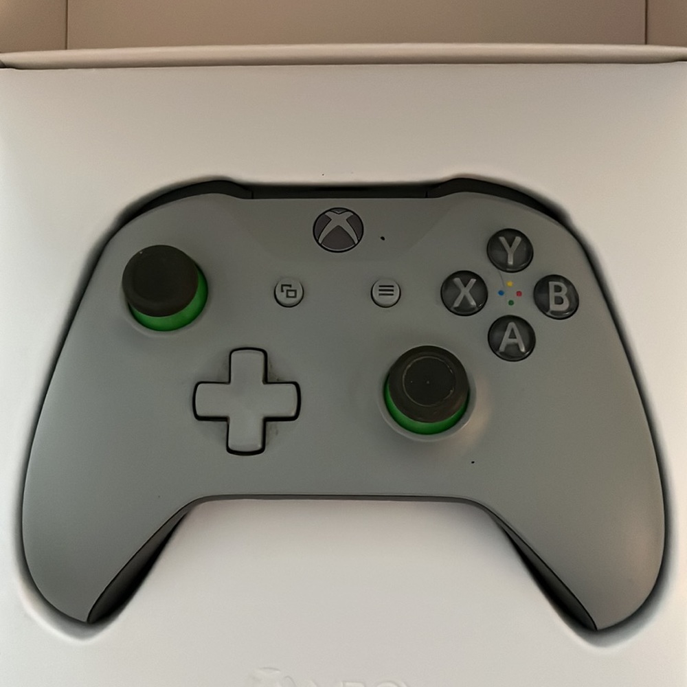 Xbox One Controller - Picture 2 of 2